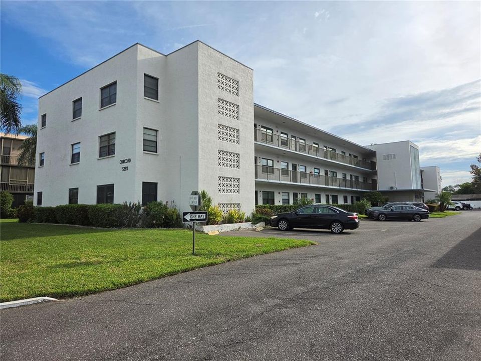 For Sale: $100,000 (2 beds, 2 baths, 915 Square Feet)