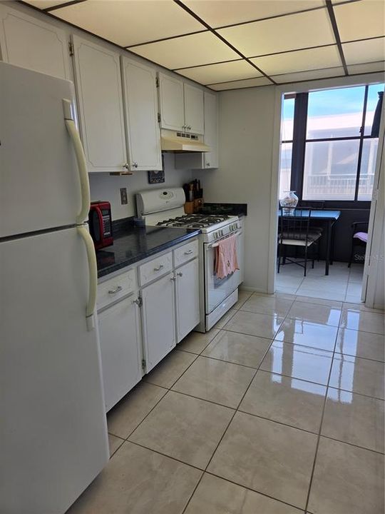 For Sale: $100,000 (2 beds, 2 baths, 915 Square Feet)