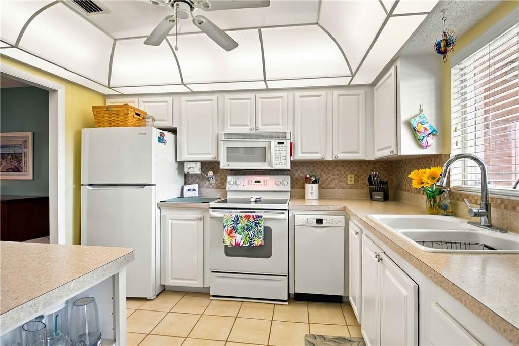 На продажу: $112,900 (2 спален, 2 ванн, 1144 Квадратных фут)