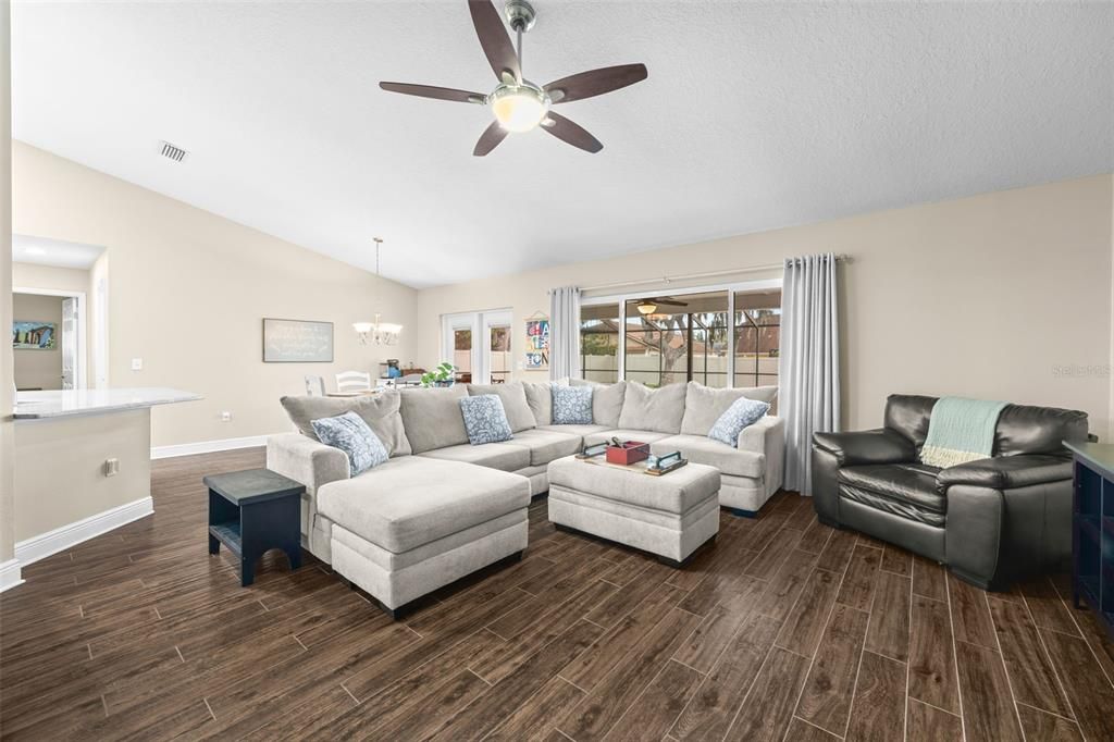 For Sale: $520,000 (4 beds, 3 baths, 2400 Square Feet)