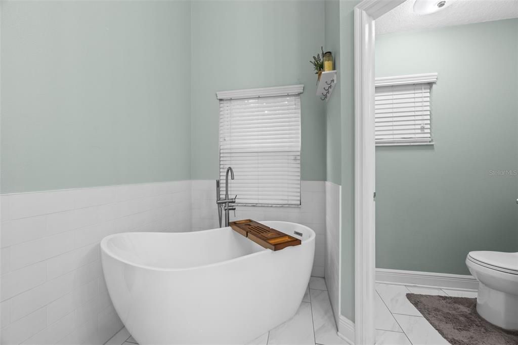 For Sale: $520,000 (4 beds, 3 baths, 2400 Square Feet)