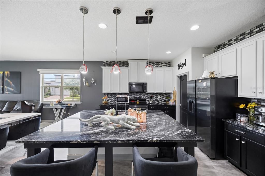 For Sale: $415,000 (4 beds, 2 baths, 1901 Square Feet)