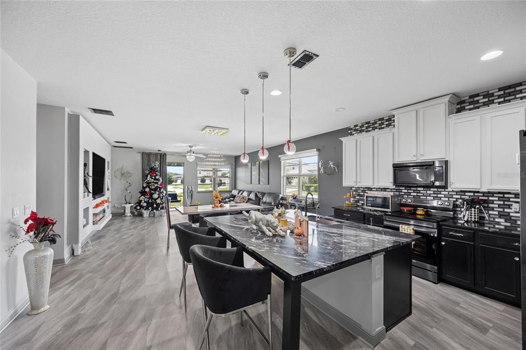 For Sale: $415,000 (4 beds, 2 baths, 1901 Square Feet)