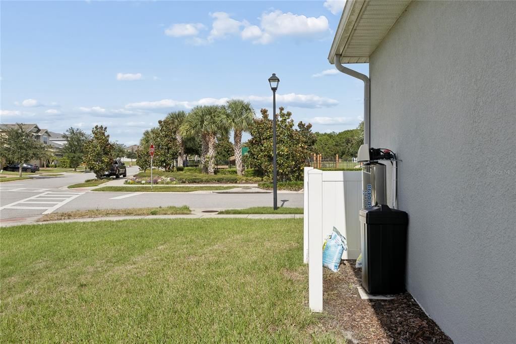 For Sale: $415,000 (4 beds, 2 baths, 1901 Square Feet)