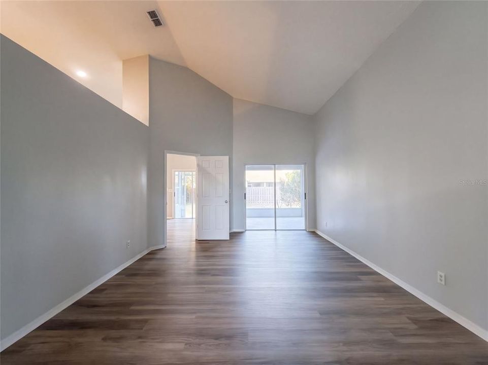 En Venta: $368,000 (4 camas, 2 baños, 1977 Pies cuadrados)