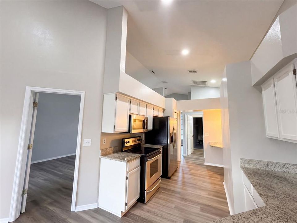 En Venta: $368,000 (4 camas, 2 baños, 1977 Pies cuadrados)