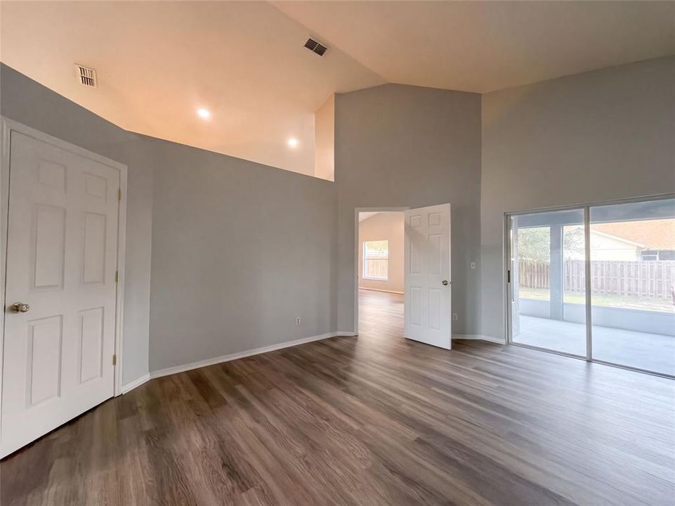 En Venta: $368,000 (4 camas, 2 baños, 1977 Pies cuadrados)