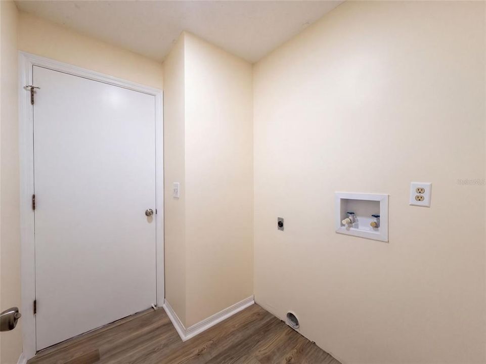 En Venta: $368,000 (4 camas, 2 baños, 1977 Pies cuadrados)