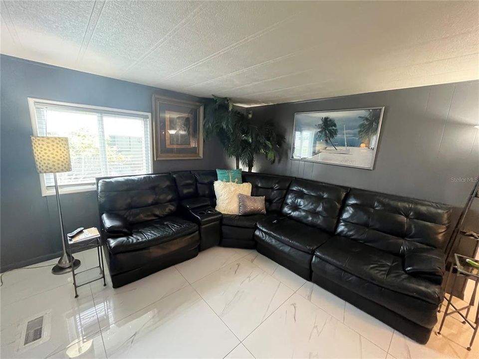 For Sale: $195,000 (2 beds, 2 baths, 736 Square Feet)