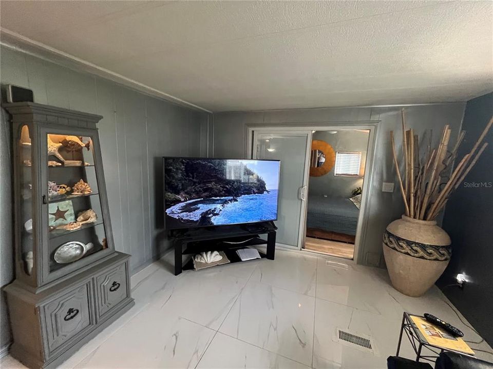 For Sale: $195,000 (2 beds, 2 baths, 736 Square Feet)