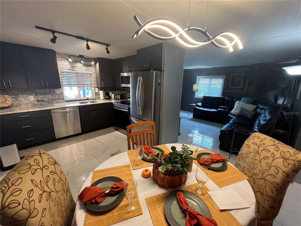 For Sale: $195,000 (2 beds, 2 baths, 736 Square Feet)