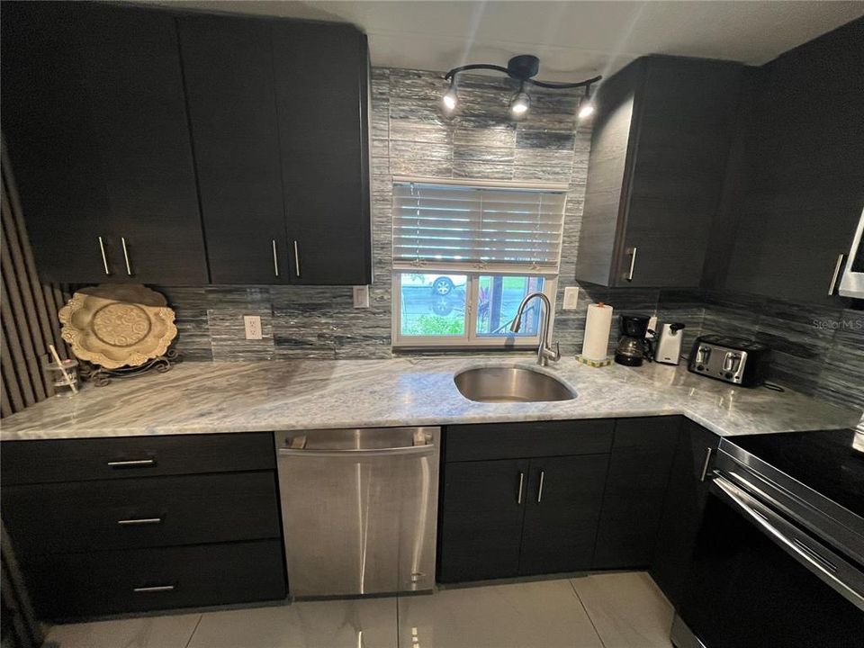 For Sale: $195,000 (2 beds, 2 baths, 736 Square Feet)