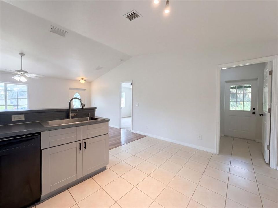 En Venta: $240,000 (3 camas, 2 baños, 1098 Pies cuadrados)