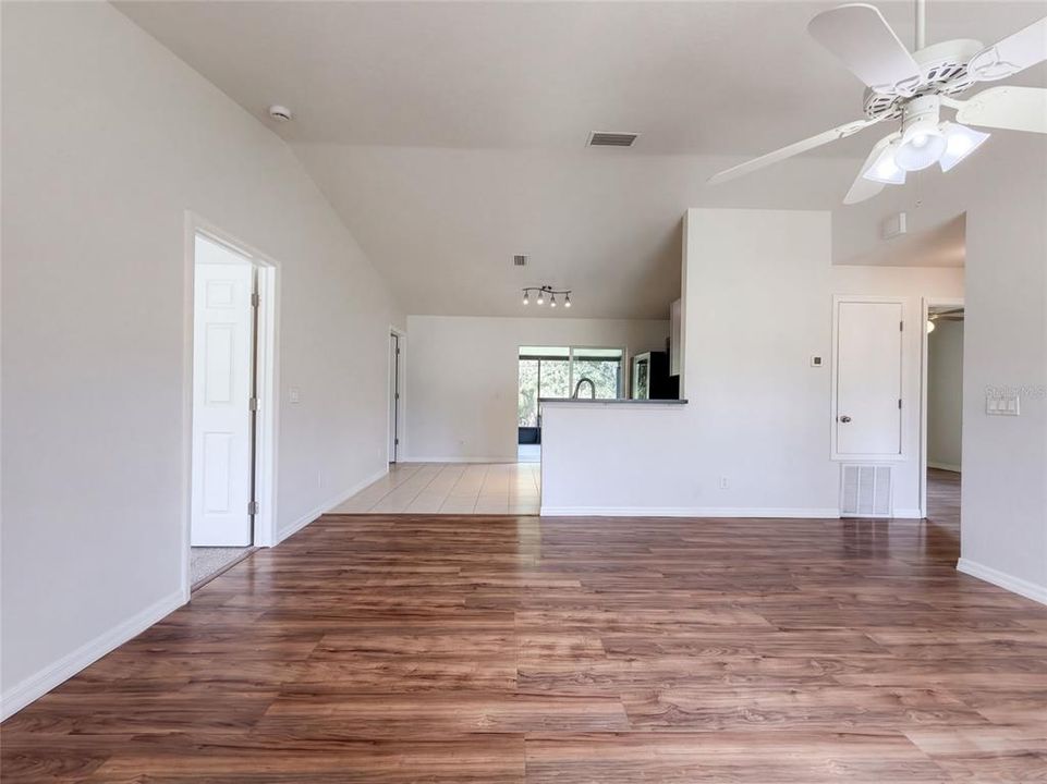 En Venta: $240,000 (3 camas, 2 baños, 1098 Pies cuadrados)