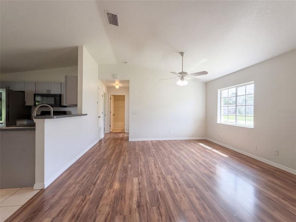 En Venta: $240,000 (3 camas, 2 baños, 1098 Pies cuadrados)