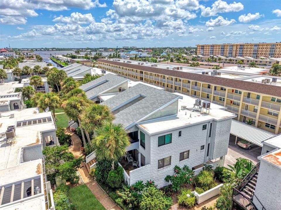 For Sale: $395,000 (2 beds, 2 baths, 934 Square Feet)