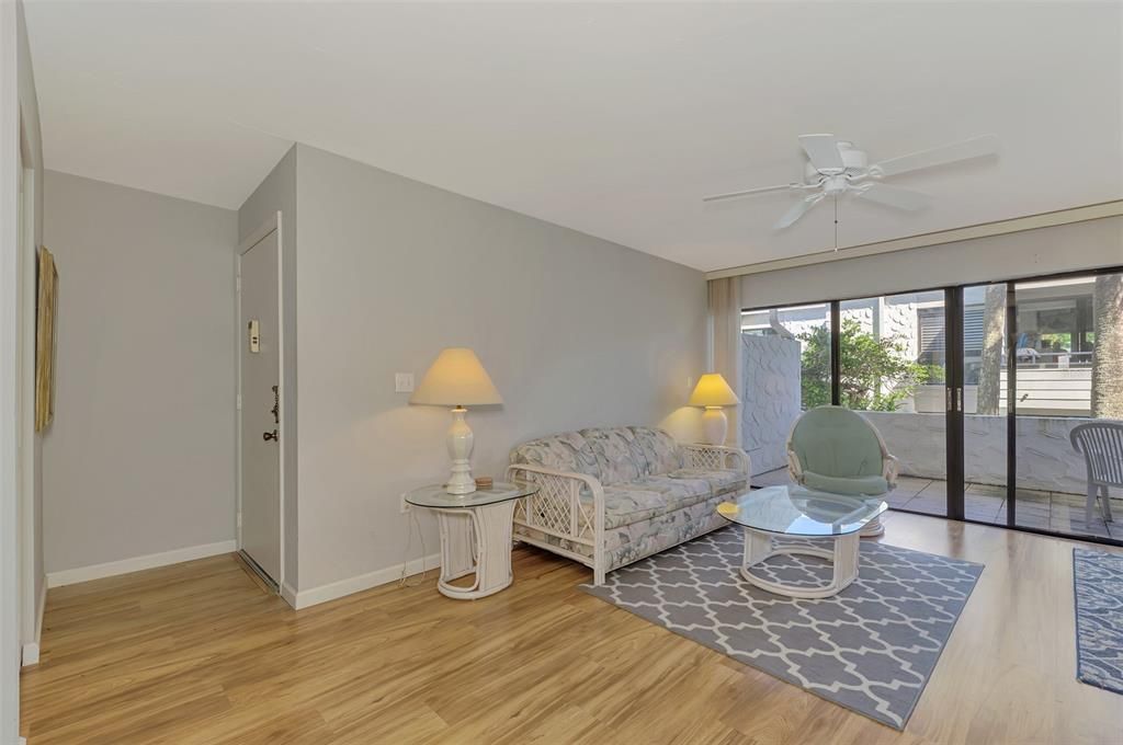 For Sale: $395,000 (2 beds, 2 baths, 934 Square Feet)