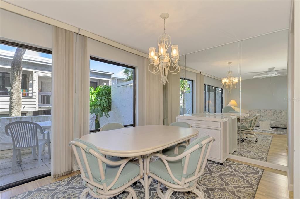 For Sale: $395,000 (2 beds, 2 baths, 934 Square Feet)