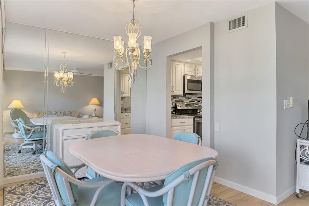 For Sale: $395,000 (2 beds, 2 baths, 934 Square Feet)