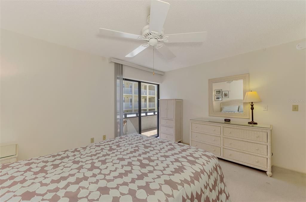 For Sale: $395,000 (2 beds, 2 baths, 934 Square Feet)