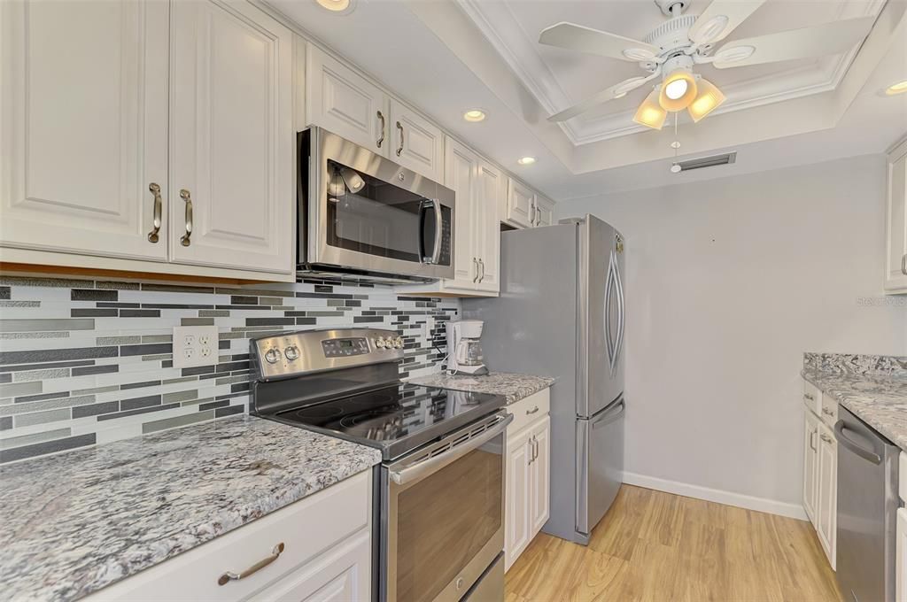 For Sale: $395,000 (2 beds, 2 baths, 934 Square Feet)