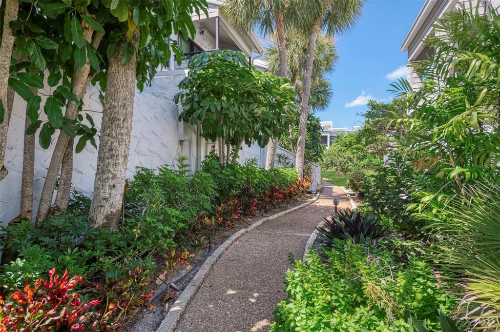 For Sale: $395,000 (2 beds, 2 baths, 934 Square Feet)