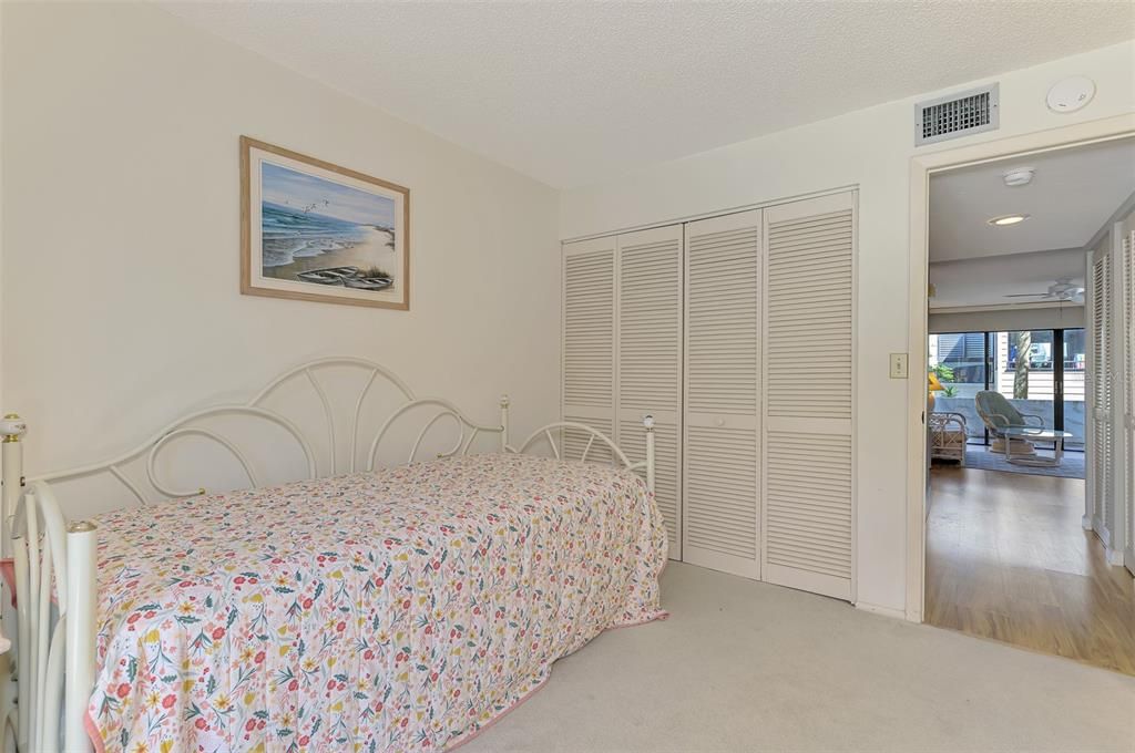 For Sale: $395,000 (2 beds, 2 baths, 934 Square Feet)