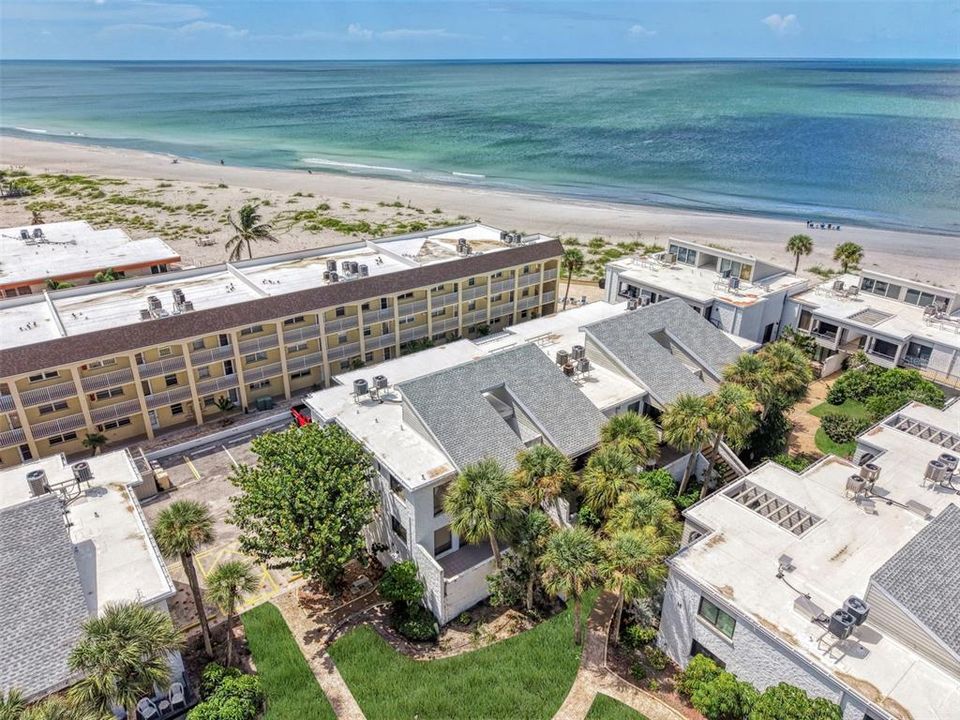 For Sale: $395,000 (2 beds, 2 baths, 934 Square Feet)