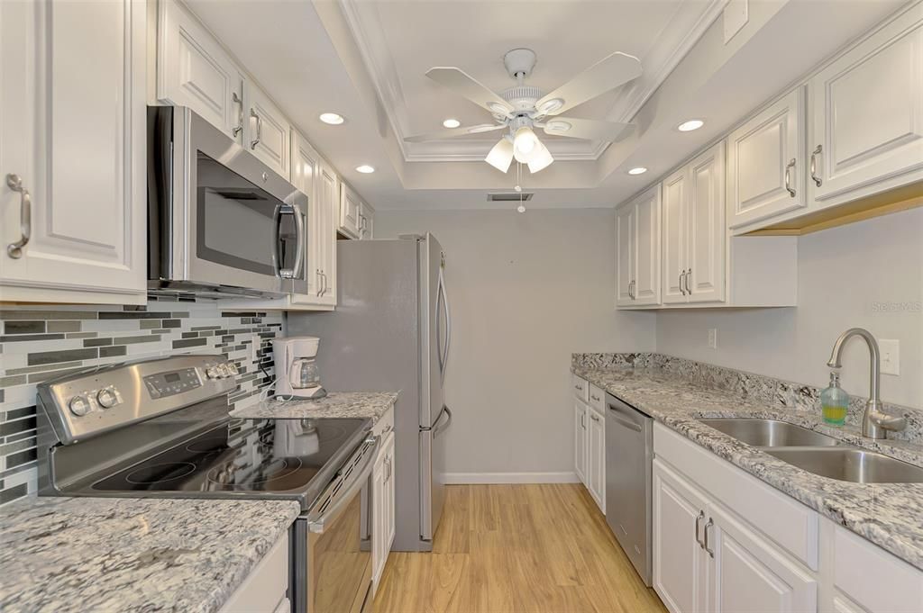 For Sale: $395,000 (2 beds, 2 baths, 934 Square Feet)