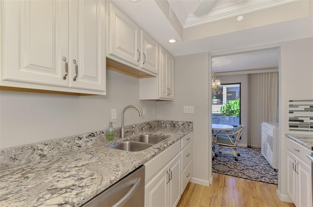 For Sale: $395,000 (2 beds, 2 baths, 934 Square Feet)