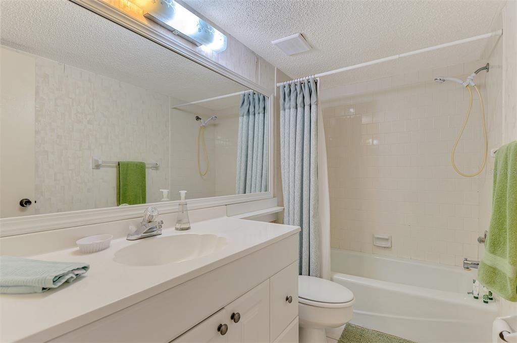 For Sale: $395,000 (2 beds, 2 baths, 934 Square Feet)
