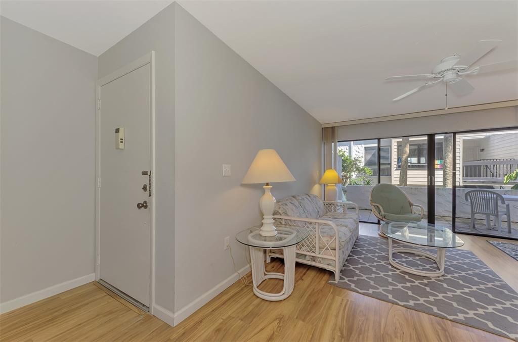 For Sale: $395,000 (2 beds, 2 baths, 934 Square Feet)