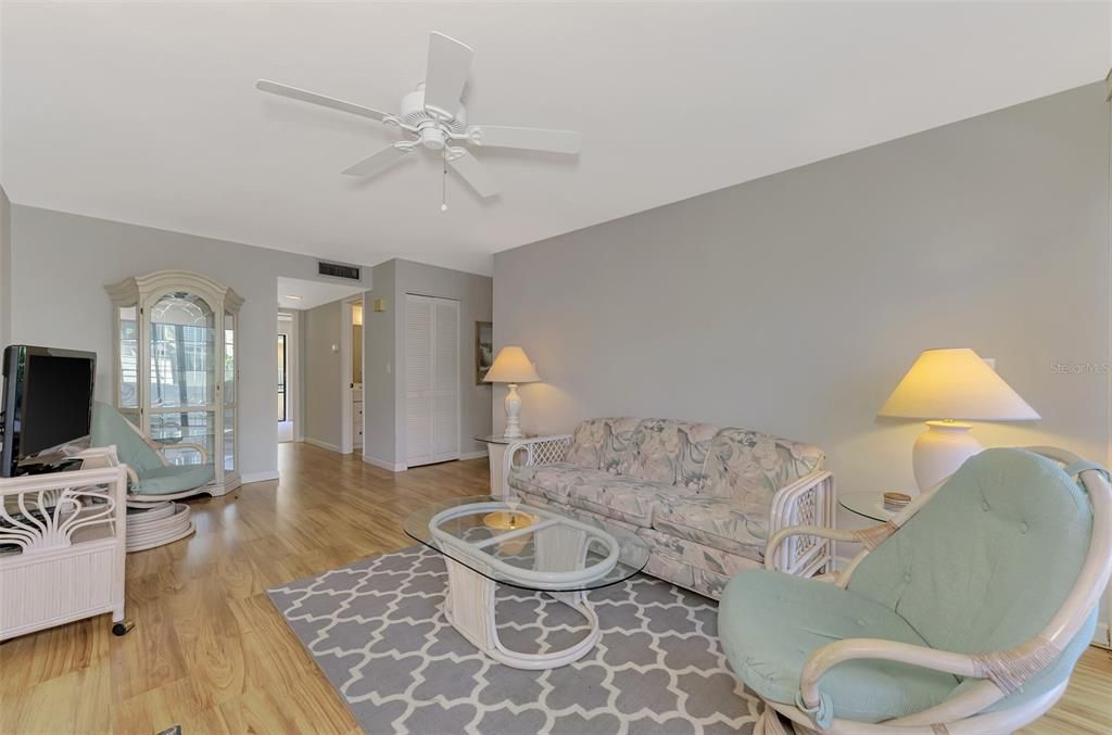 For Sale: $395,000 (2 beds, 2 baths, 934 Square Feet)