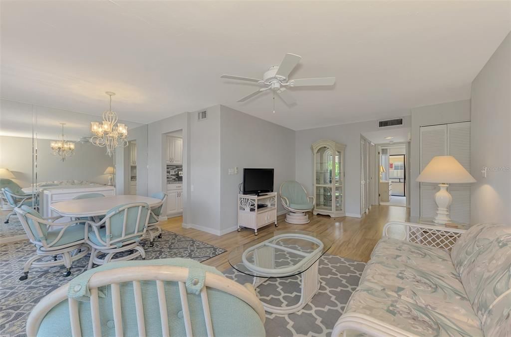 For Sale: $395,000 (2 beds, 2 baths, 934 Square Feet)