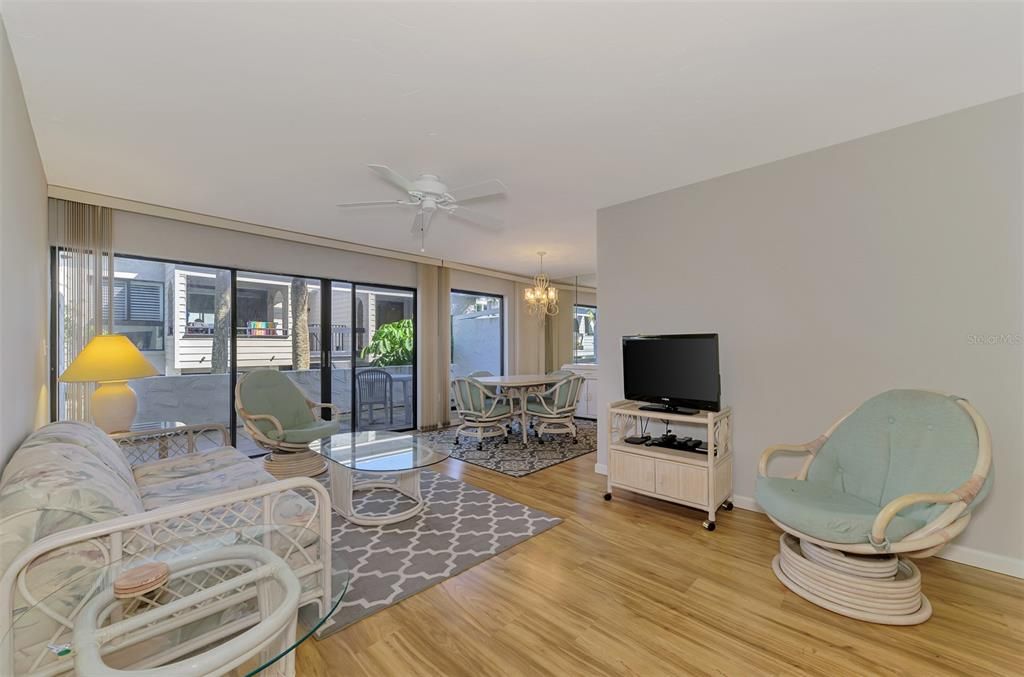 For Sale: $395,000 (2 beds, 2 baths, 934 Square Feet)
