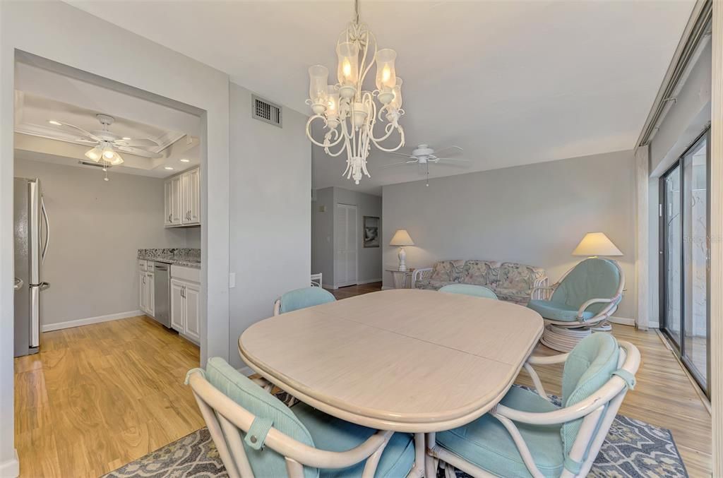 For Sale: $395,000 (2 beds, 2 baths, 934 Square Feet)