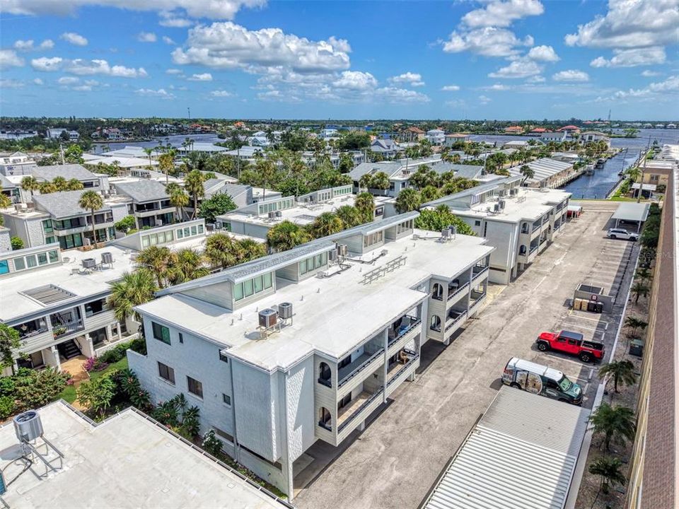 For Sale: $395,000 (2 beds, 2 baths, 934 Square Feet)