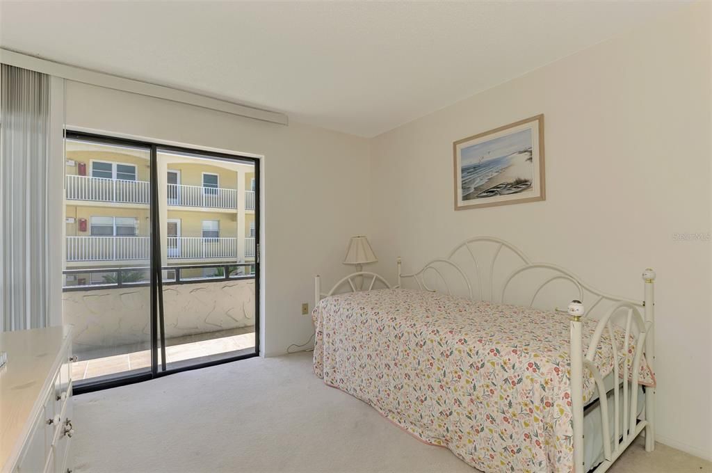 For Sale: $395,000 (2 beds, 2 baths, 934 Square Feet)