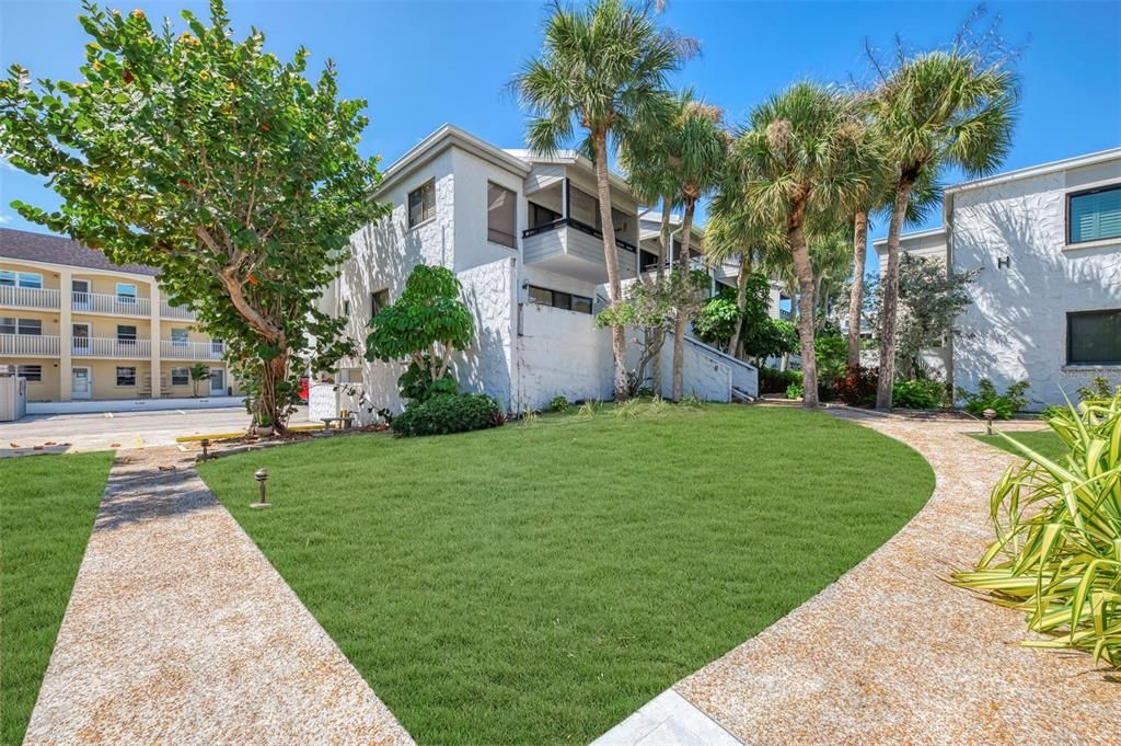 For Sale: $395,000 (2 beds, 2 baths, 934 Square Feet)