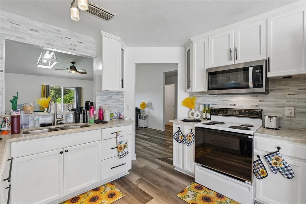 For Sale: $343,000 (3 beds, 2 baths, 1165 Square Feet)