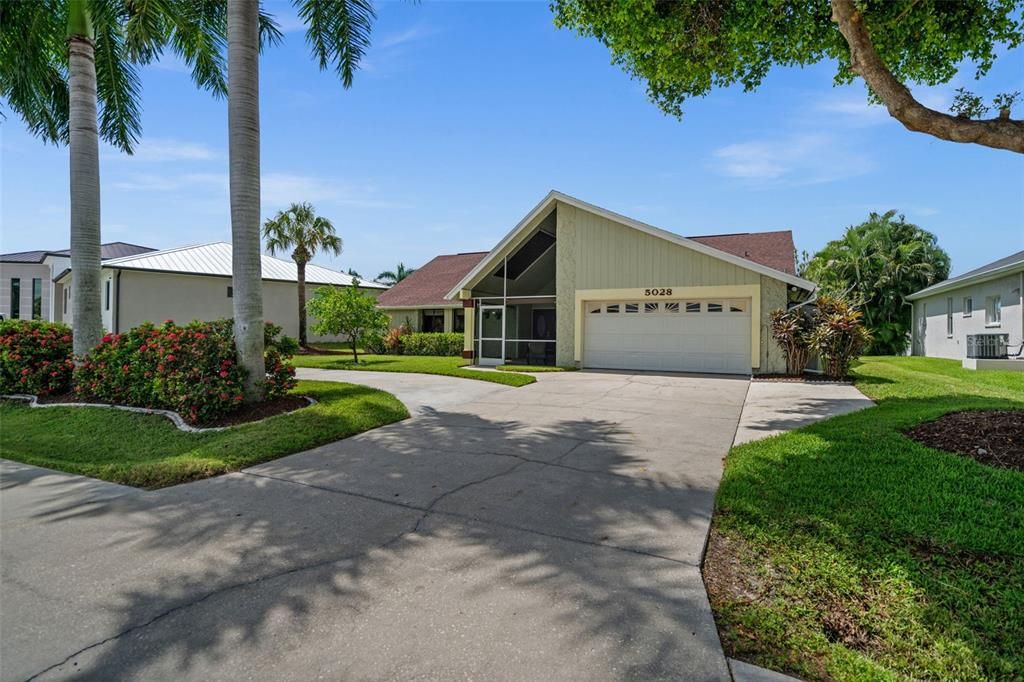 For Sale: $699,000 (3 beds, 2 baths, 1843 Square Feet)