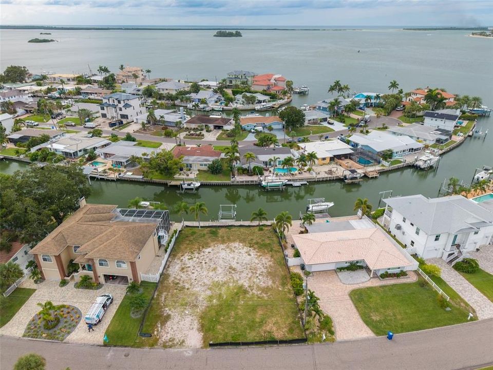 На продажу: $1,100,000 (0.18 acres)