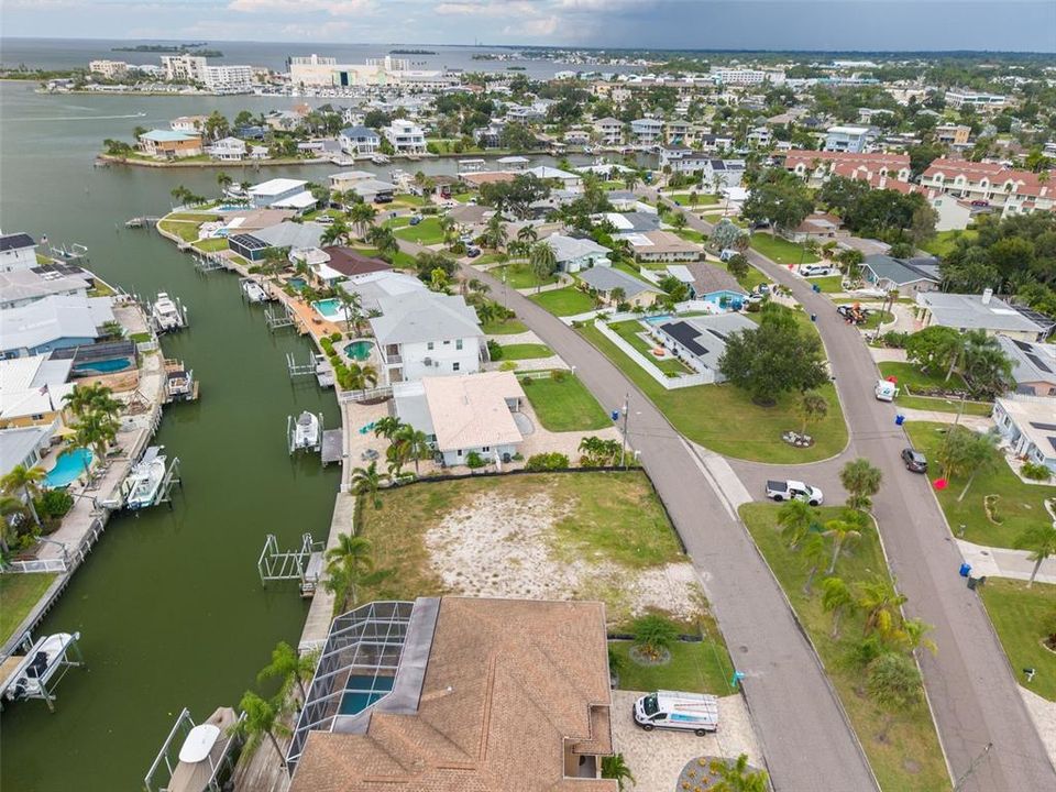 На продажу: $1,100,000 (0.18 acres)