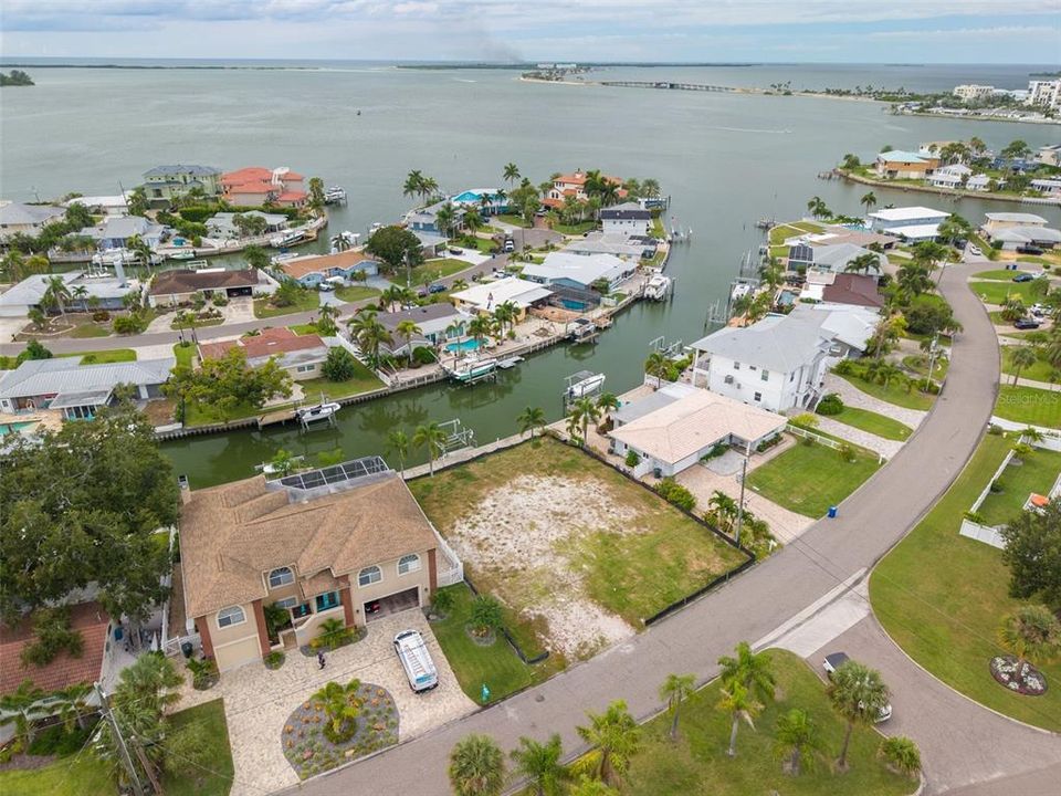 На продажу: $1,100,000 (0.18 acres)