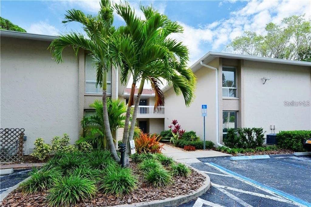 For Rent: $1,990 (2 beds, 2 baths, 885 Square Feet)