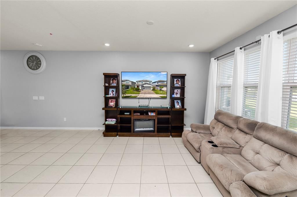 For Sale: $350,000 (3 beds, 2 baths, 1815 Square Feet)