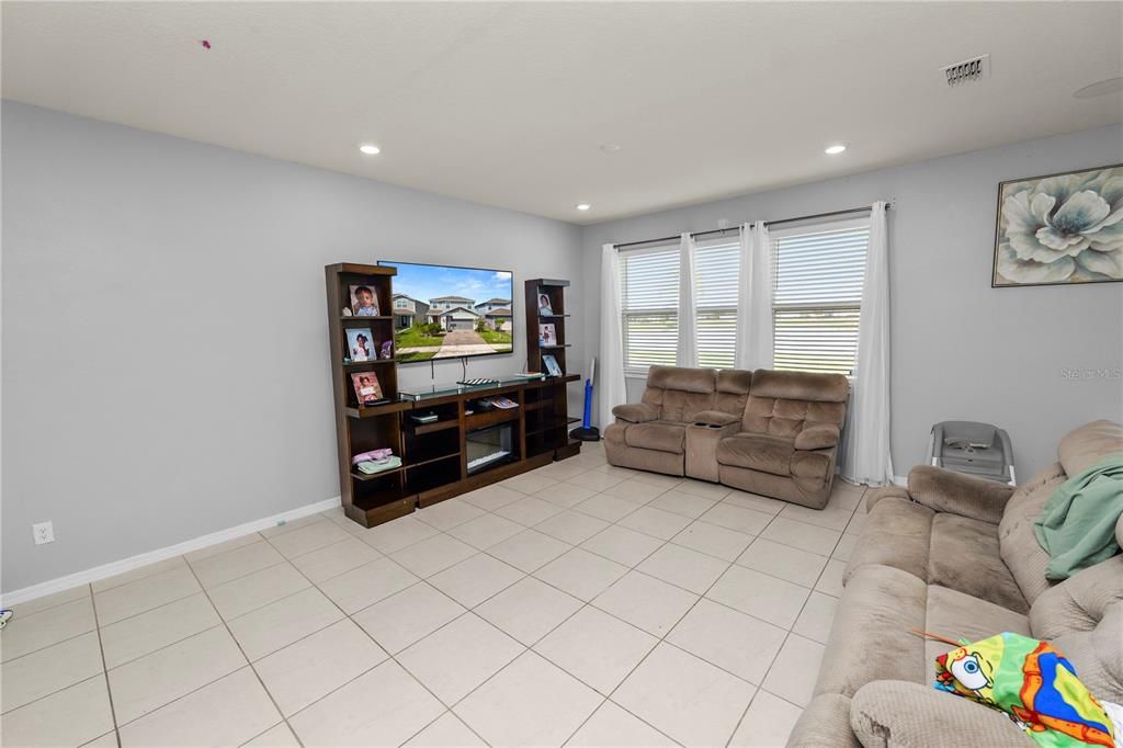 For Sale: $350,000 (3 beds, 2 baths, 1815 Square Feet)