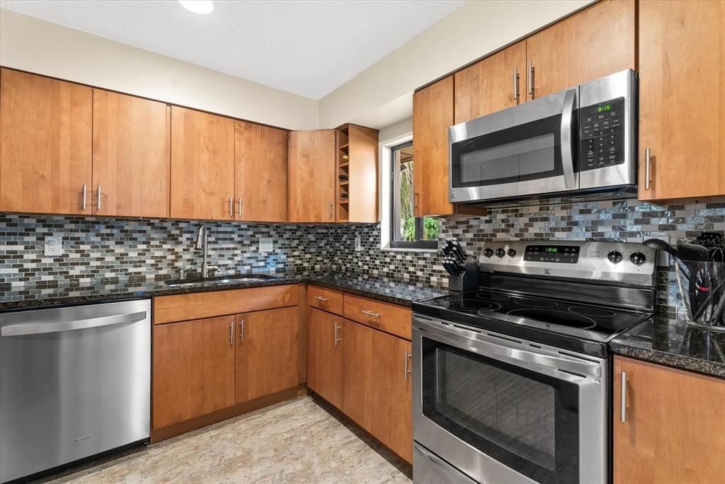 For Sale: $239,900 (2 beds, 2 baths, 1374 Square Feet)