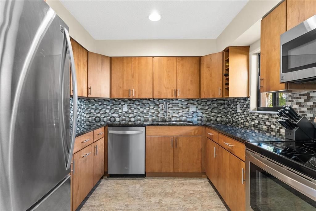 For Sale: $239,900 (2 beds, 2 baths, 1374 Square Feet)