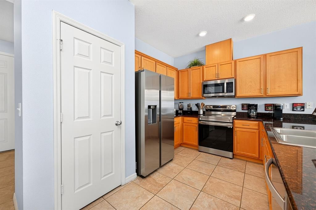 For Sale: $355,000 (4 beds, 3 baths, 1637 Square Feet)